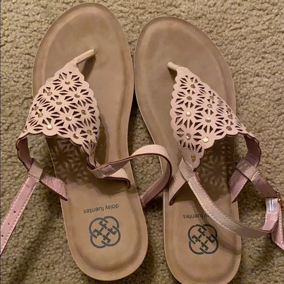 Shoes - Daisy Fuentes sandals